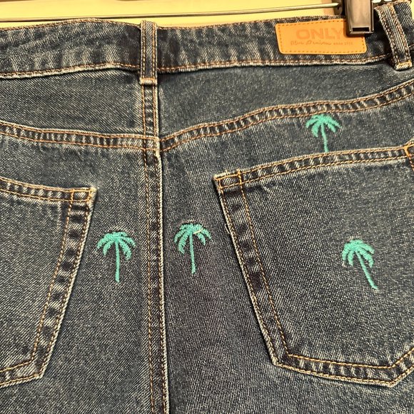 New! ONLY DIVINE HEART DENIM SHORTS - Picture 7 of 7